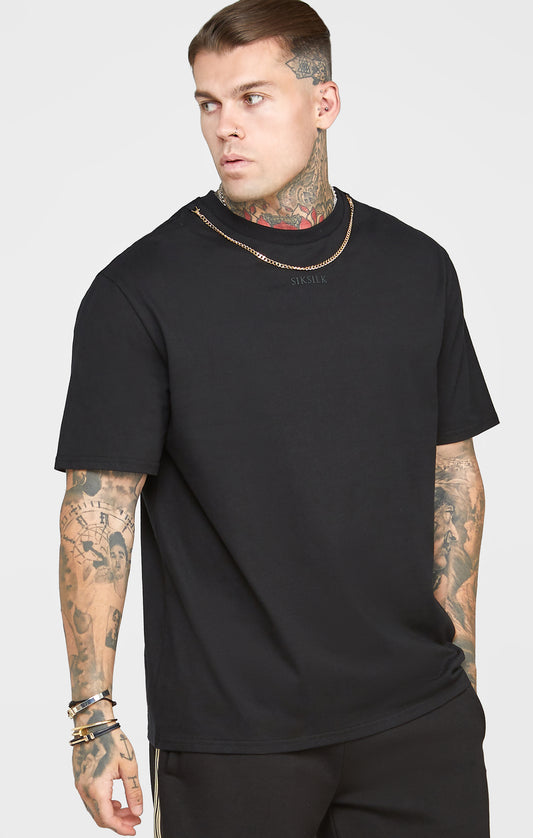 T-shirt oversized preta com corrente
